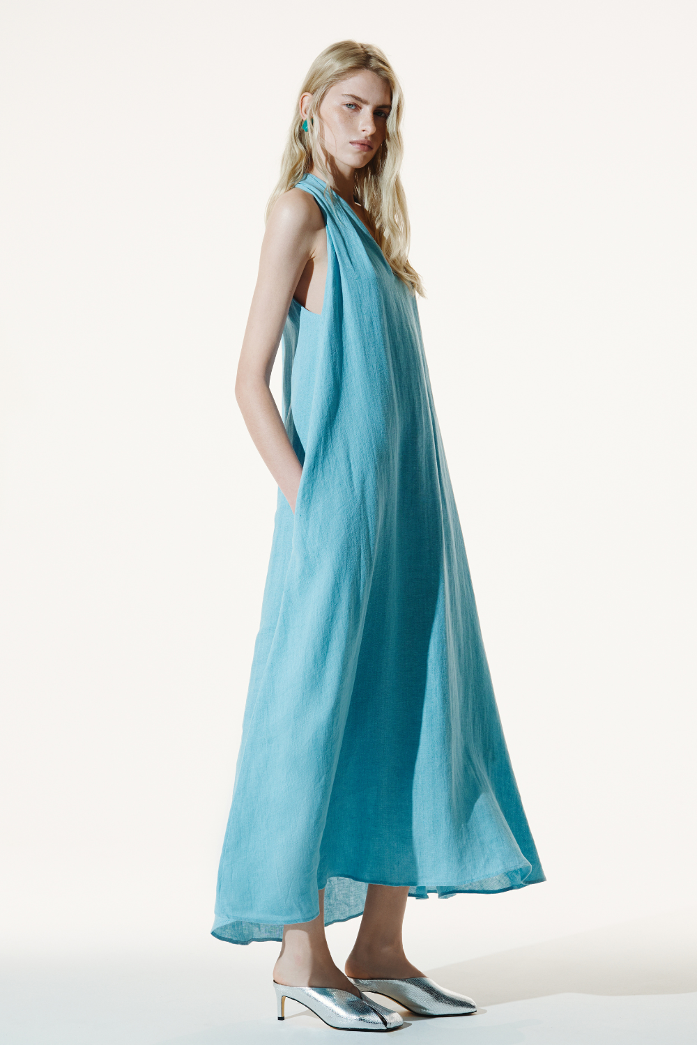 Türkisfarbenes Sommerkleid aus Leinen