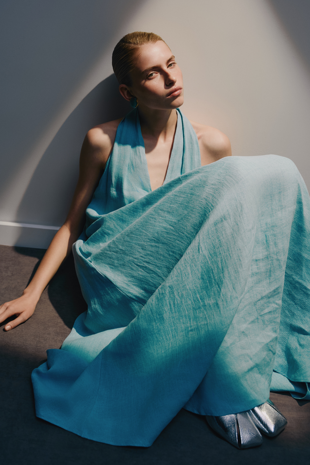 Türkisfarbenes Sommerkleid aus Leinen