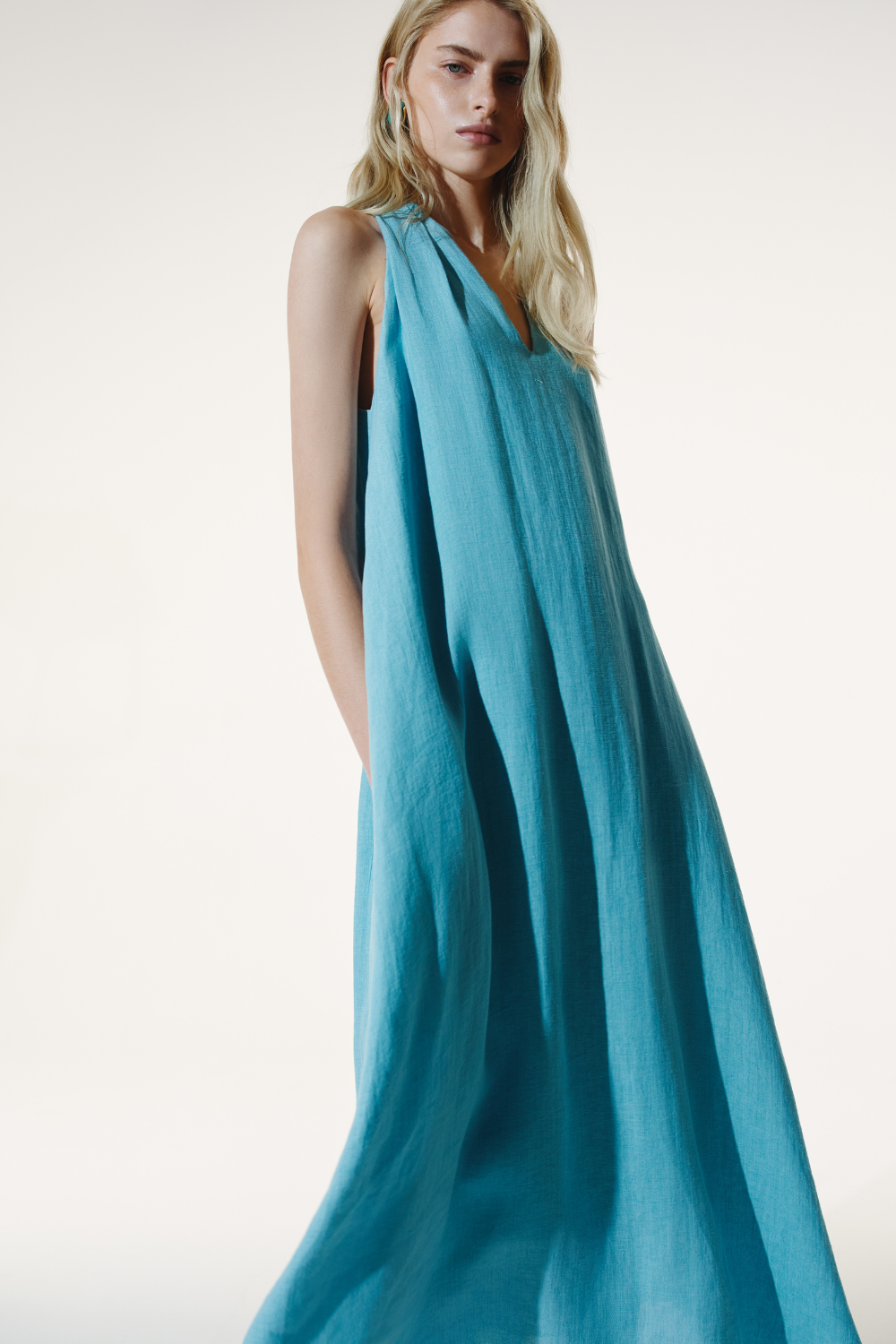 Türkisfarbenes Sommerkleid aus Leinen